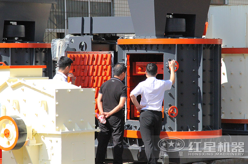 復(fù)合式破碎機(jī)客戶參觀選購