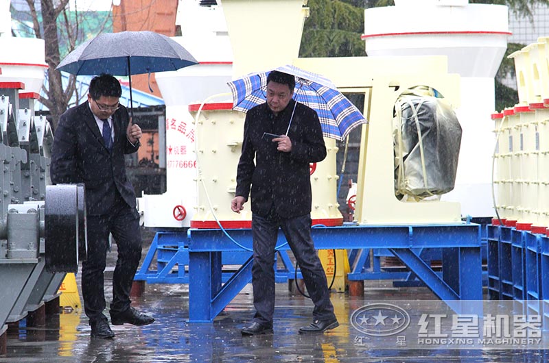 客戶冒雨前來廠區(qū)考察