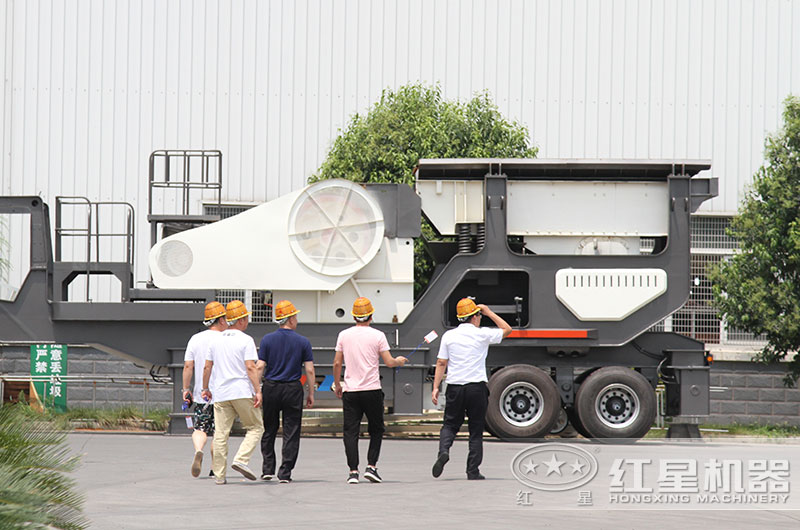 紅星客戶到廠參觀考察小型移動(dòng)碎石機(jī)